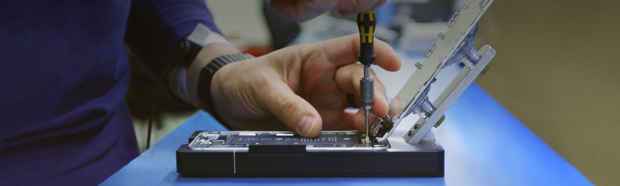 apple-repair-photo Pracovník opravujúci telefón